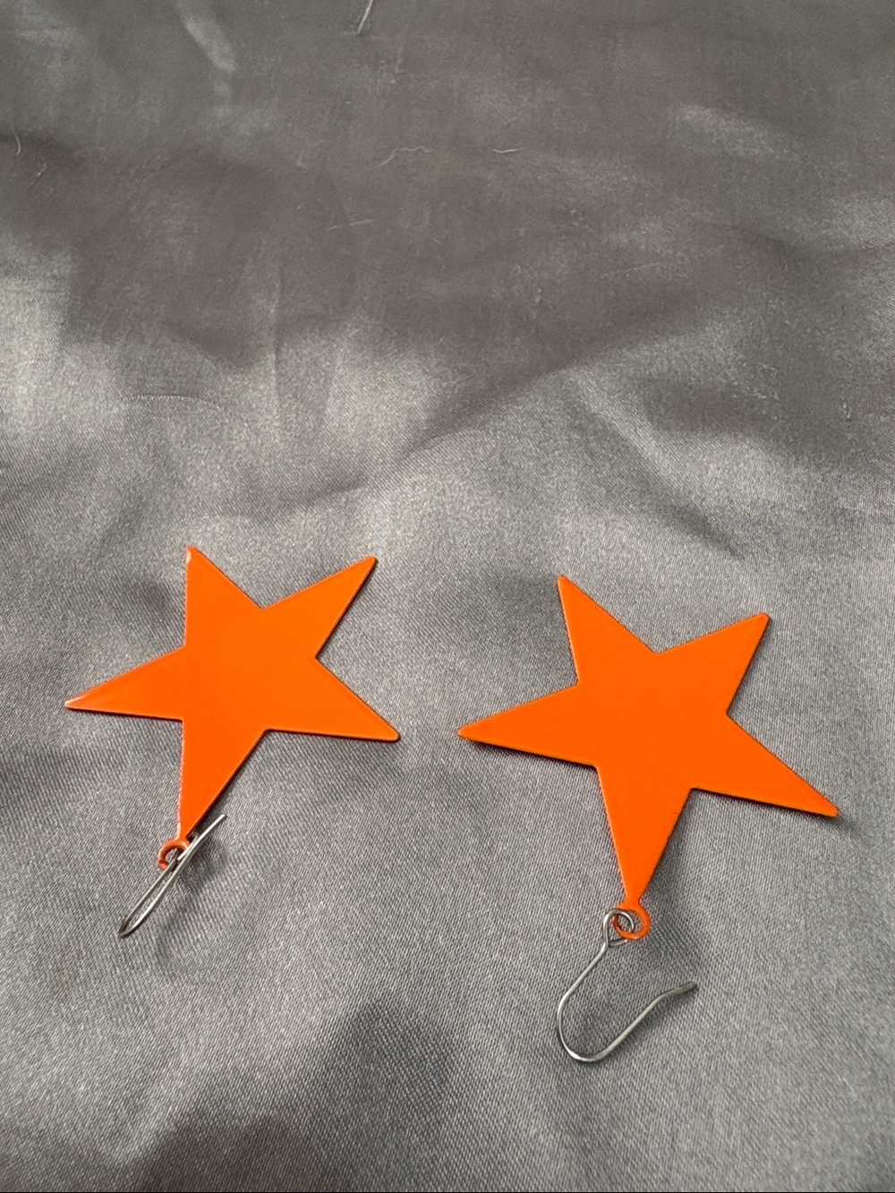 Vintage Neon Orange Metal Star Dangle Earrings - Picture 2 of 2